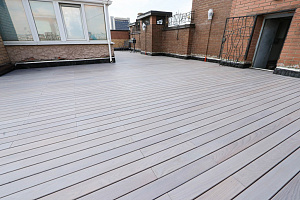 Эксклюзивная терраса из термоясеня на эксплуатируемой кровле в Санкт-Петербурге