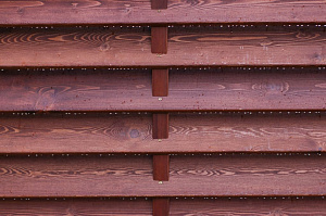 Элегантный забор из планкена и кирпича на Прохладном озере