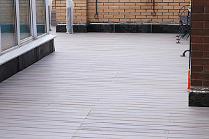 Эксклюзивная терраса из термоясеня на эксплуатируемой кровле в Санкт-Петербурге