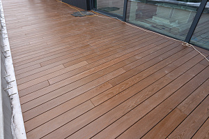 Терраса из термоясеня на эксплуатируемой кровле