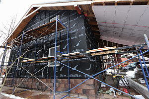 Бревенчатый дом больше не нуждается в ремонте каждые 5 лет: как вентилируемый фасад и цоколь White Hills решили проблему навсегда