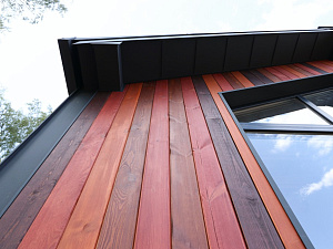 Поместье «Алексеевское»: фасад из термососны в четырех цветах — смелое решение для взыскательных владельцев

