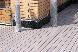 Эксклюзивная терраса из термоясеня на эксплуатируемой кровле в Санкт-Петербурге