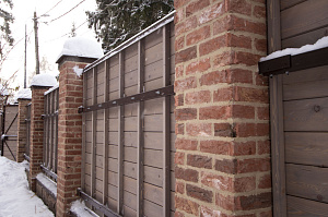 Инженерное совершенство в каждой детали: от фундамента до защитных отливов в проекте забора