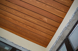 Холодная монументальность камня и живое тепло дерева — идеальный дуэт для фасада, который не оставит равнодушным