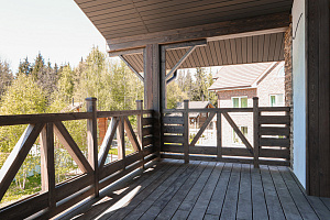 Фасад в стиле Шале: Изысканный коттедж в Новом Щеглово от Лесобиржи-Спб