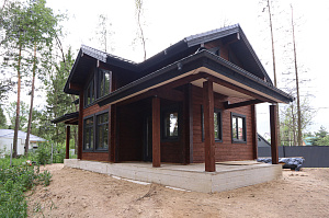 Комплекс работ по покраске деревянного дома с балками на террасе и стобами