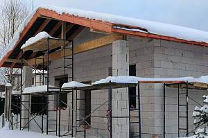 Не просто баня, а место силы: проект с парной на троих, уютной комнатой отдыха и крытой террасой