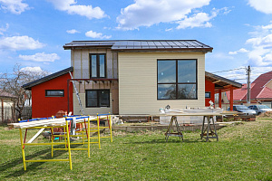 Фасад с характером: Сочетание лиственницы, сосны и камня в Honka Family Club