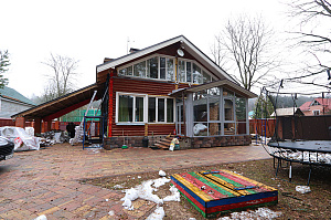 Бревенчатый дом больше не нуждается в ремонте каждые 5 лет: как вентилируемый фасад и цоколь White Hills решили проблему навсегда