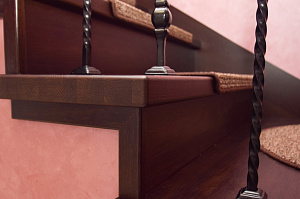 Забежные ступени, кованые балясины и ясень: история одной лестницы, рожденной в содружестве с клиентом