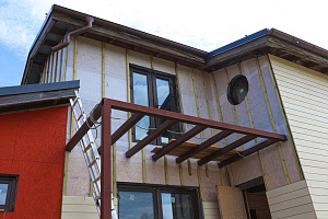 Фасад с характером: Сочетание лиственницы, сосны и камня в Honka Family Club