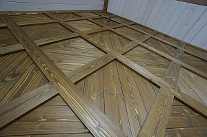 Шепот дерева: Завершенные работы по отделке стен и потолков в Кармолино