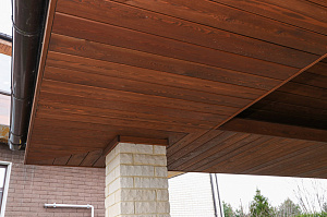 Скрытый крепёж, цеховая покраска и сибирская лиственница: почему этот проект в Мысе Удальцово не требует внимания уже 4 года