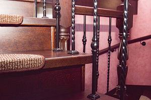 Забежные ступени, кованые балясины и ясень: история одной лестницы, рожденной в содружестве с клиентом