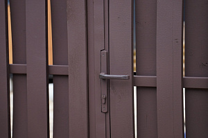 Современный забор в стиле Барнхаус для коттеджа в Вишневом Саду