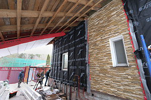 Бревенчатый дом больше не нуждается в ремонте каждые 5 лет: как вентилируемый фасад и цоколь White Hills решили проблему навсегда