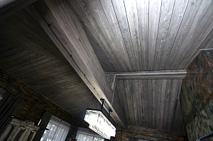 отделка потолка брашированной доской 4