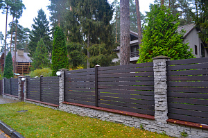 забор из камня и дерева
