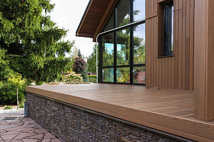 Скрытый крепёж САМО, цеховая покраска и масло Renner: почему термоясень — лучший выбор для статусного дома в Ленинградской области