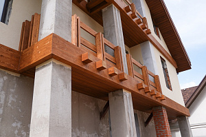 Холодная монументальность камня и живое тепло дерева — идеальный дуэт для фасада, который не оставит равнодушным