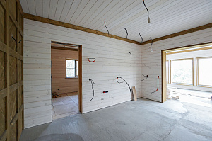 Шепот дерева: Завершенные работы по отделке стен и потолков в Кармолино