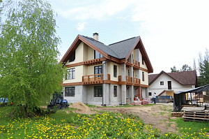 Холодная монументальность камня и живое тепло дерева — идеальный дуэт для фасада, который не оставит равнодушным