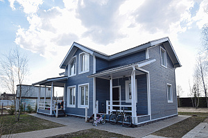 Низкий сорт — высокий результат: дымчато-синий фасад из лиственницы ВС от Лесобиржи - СПб