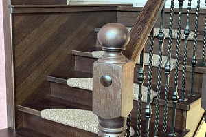 Забежные ступени, кованые балясины и ясень: история одной лестницы, рожденной в содружестве с клиентом