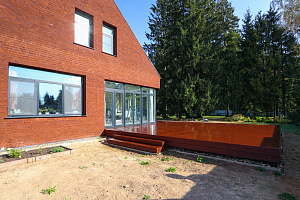 Гармония стиля и функциональности: гараж и терраса из лиственницы в Низово