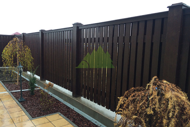 Забор из планкена лиственницы – красиво, практично, экономично