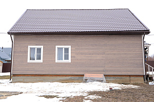 Не просто обшивка, а комплексное решение: вентилируемый фасад, индивидуальный водосток и единый стиль — дом, который будет служить десятилетиями