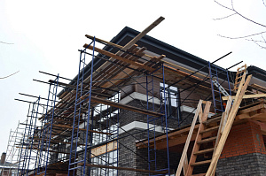 комбинация камня и дерева