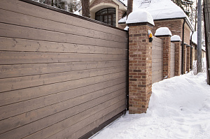 Инженерное совершенство в каждой детали: от фундамента до защитных отливов в проекте забора