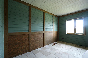 Шепот дерева: Завершенные работы по отделке стен и потолков в Кармолино