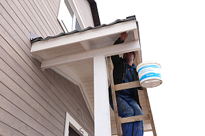 Не просто обшивка, а комплексное решение: вентилируемый фасад, индивидуальный водосток и единый стиль — дом, который будет служить десятилетиями