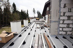 Инженерное совершенство: регулируемые опоры, алюминиевые лаги и термоясень для вашей кровли