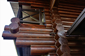 бревенчатый дом крашеный