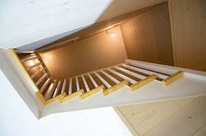 лестница из двух видов дерева