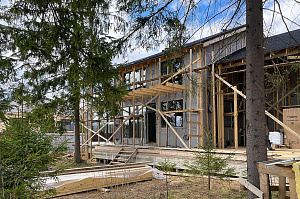 Отличная обшивка дома планкеном из термолиственницы в КП "Топаз"