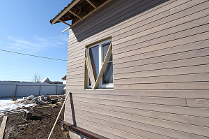 Не просто обшивка, а комплексное решение: вентилируемый фасад, индивидуальный водосток и единый стиль — дом, который будет служить десятилетиями