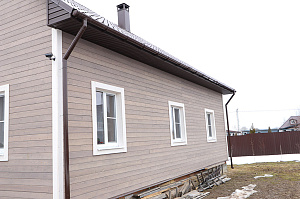 Не просто обшивка, а комплексное решение: вентилируемый фасад, индивидуальный водосток и единый стиль — дом, который будет служить десятилетиями