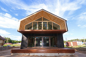 Не просто обшивка, а архитектурное высказывание: вертикальный планкен, идеальные зазоры и мембрана для долгой жизни дома