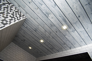 отделка потолка брашированной доской 6