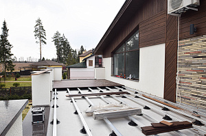 Инженерное совершенство: регулируемые опоры, алюминиевые лаги и термоясень для вашей кровли