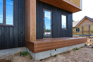 Не просто обшивка, а архитектурное высказывание: вертикальный планкен, идеальные зазоры и мембрана для долгой жизни дома