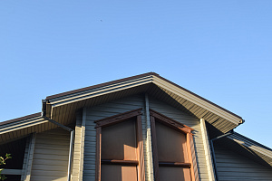 Финская надежность и русское брусовое зодчество: реставрация дома в Никольском краской Tikkurila Vinha