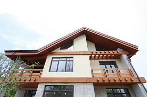 Холодная монументальность камня и живое тепло дерева — идеальный дуэт для фасада, который не оставит равнодушным