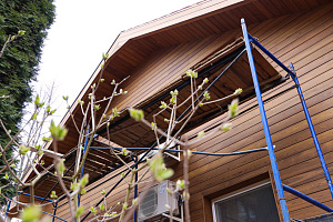 Бревенчатый дом больше не нуждается в ремонте каждые 5 лет: как вентилируемый фасад и цоколь White Hills решили проблему навсегда