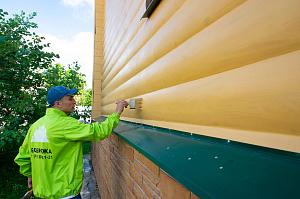 покраска деревянного дома на объекте